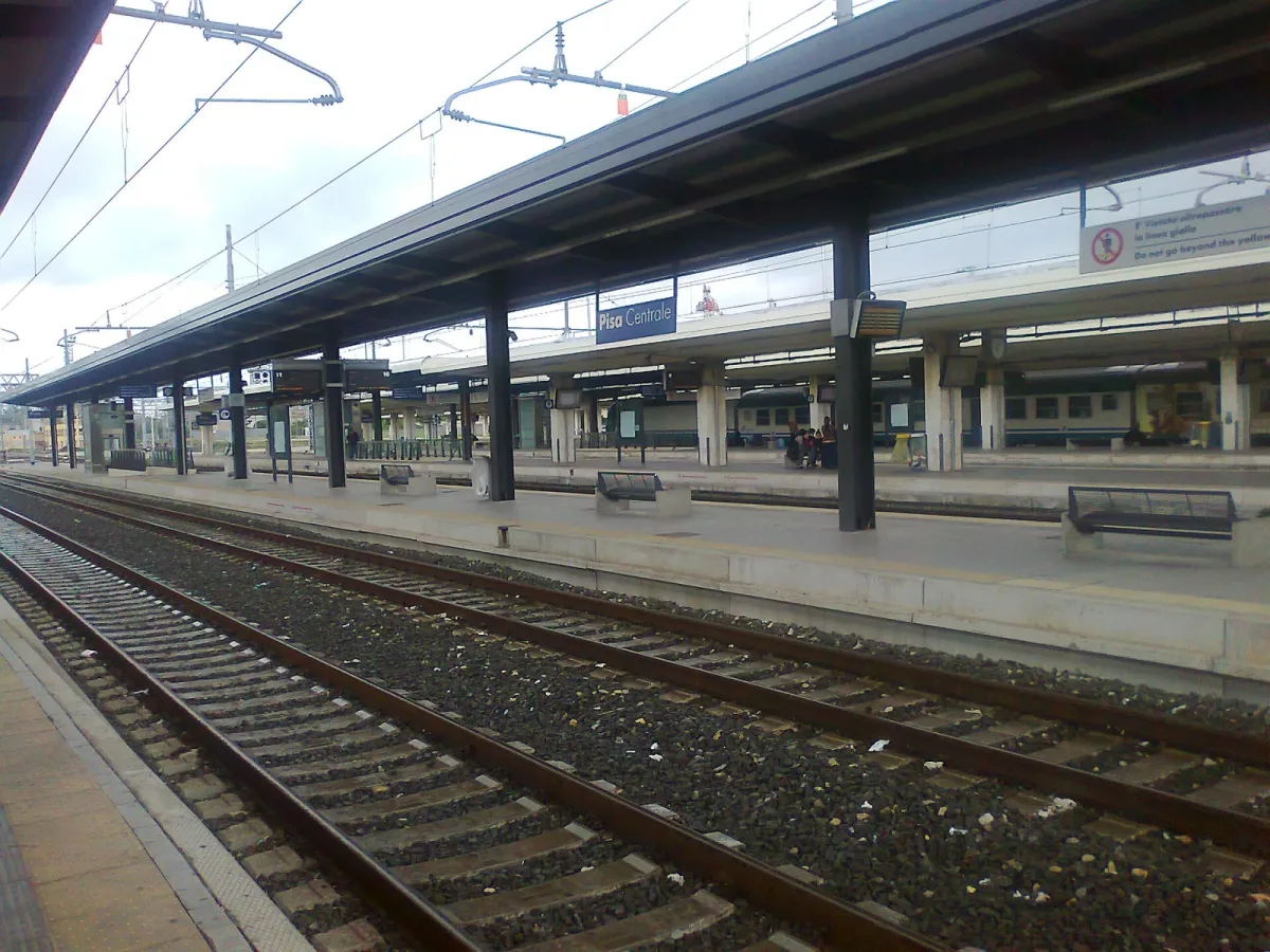 Dormire vicino alla stazione con bambini: i controlli da fare su rumore, ascensore e tragitto a piedi