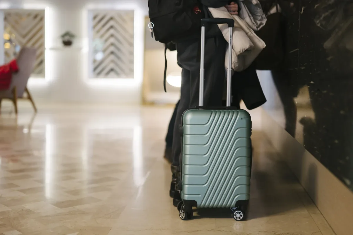 Viaggio in famiglia con arrivo in tarda serata: come scegliere una zona che non complichi cena e check-in