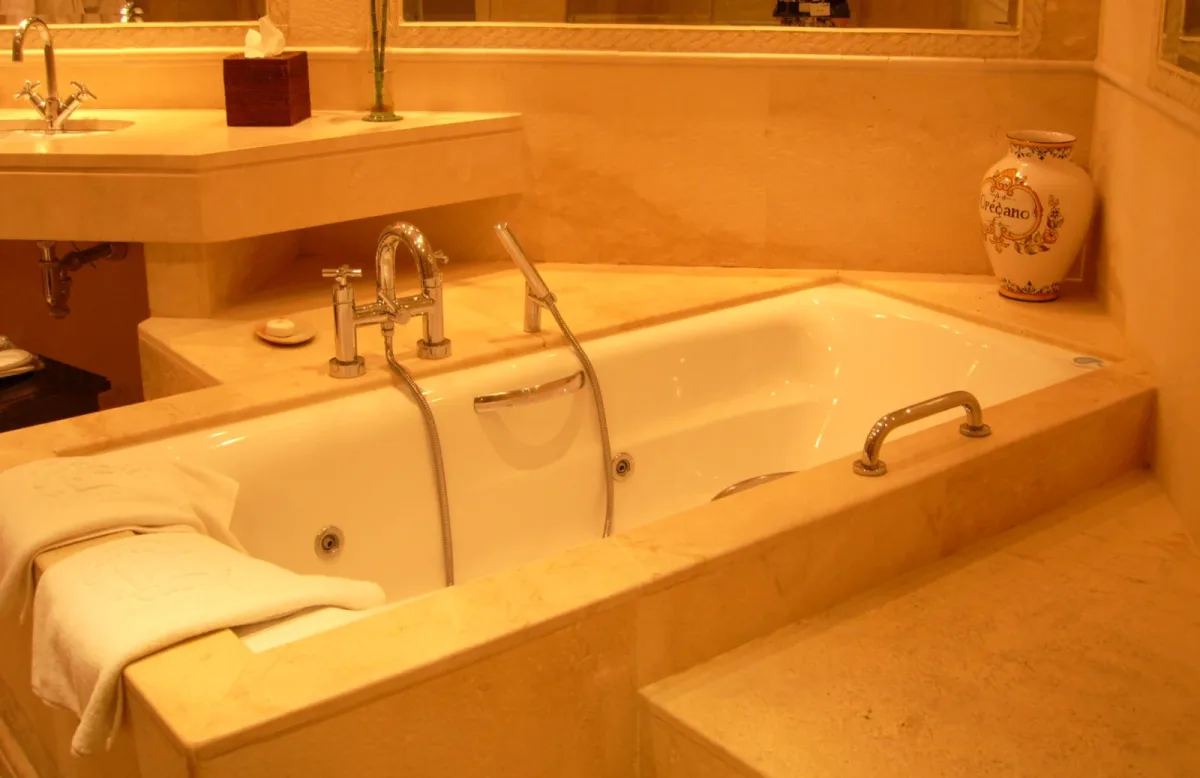 Bagno con doccia o vasca: quando la differenza cambia davvero la routine con un bambino piccolo