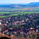 Tipico piatto di un borgo italiano, servito in un ristorante accogliente con prezzi accessibili.