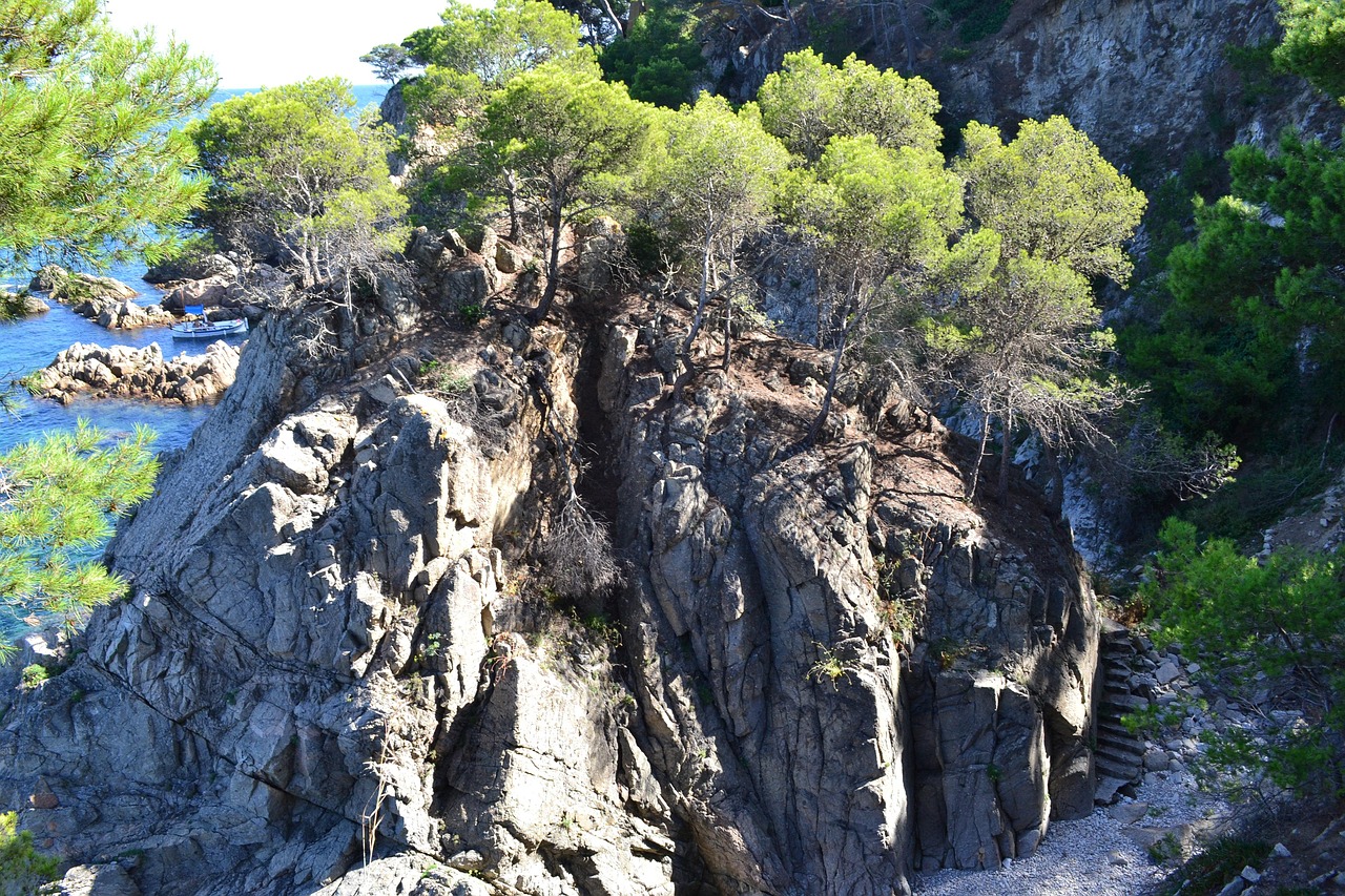 Panorama della gola di St. Anna in Liguria con vista mozzafiato sul mare.