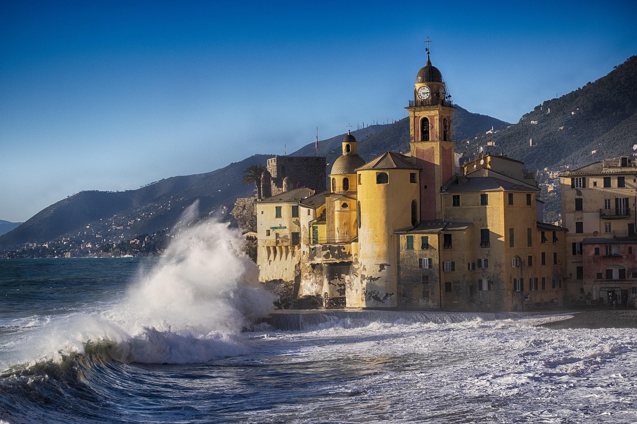 Vista panoramica di Tellaro, un pittoresco villaggio ligure affacciato sul mare, con case colorate e scogliere.