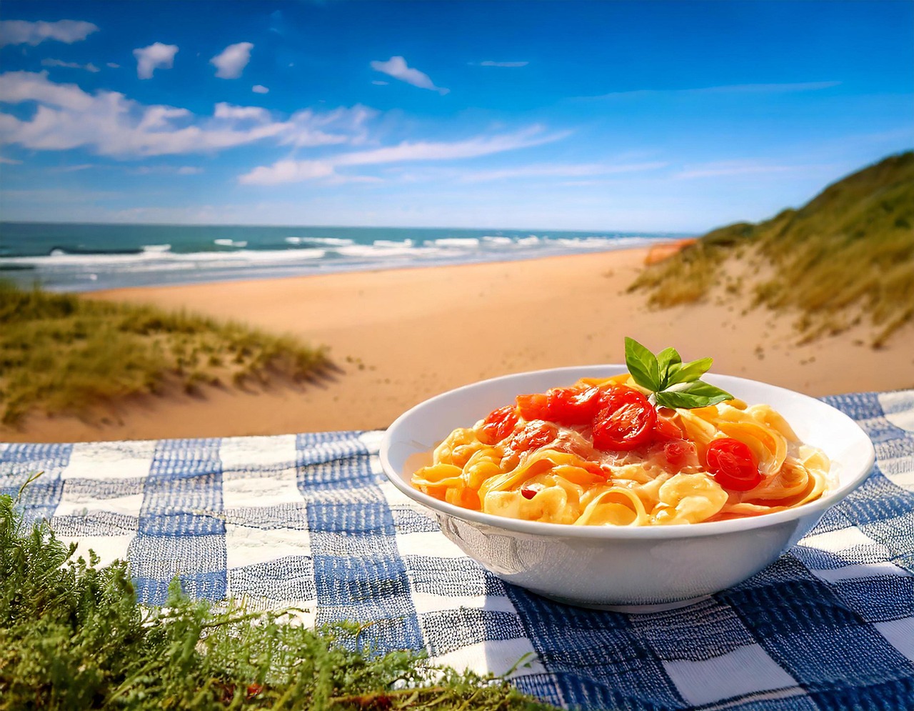 Paesaggio costiero con ristoranti tipici e piatti appetitosi di pesce freschissimo.