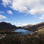 Lago di Scanno circondato da montagne, ideale per un weekend di relax e natura.