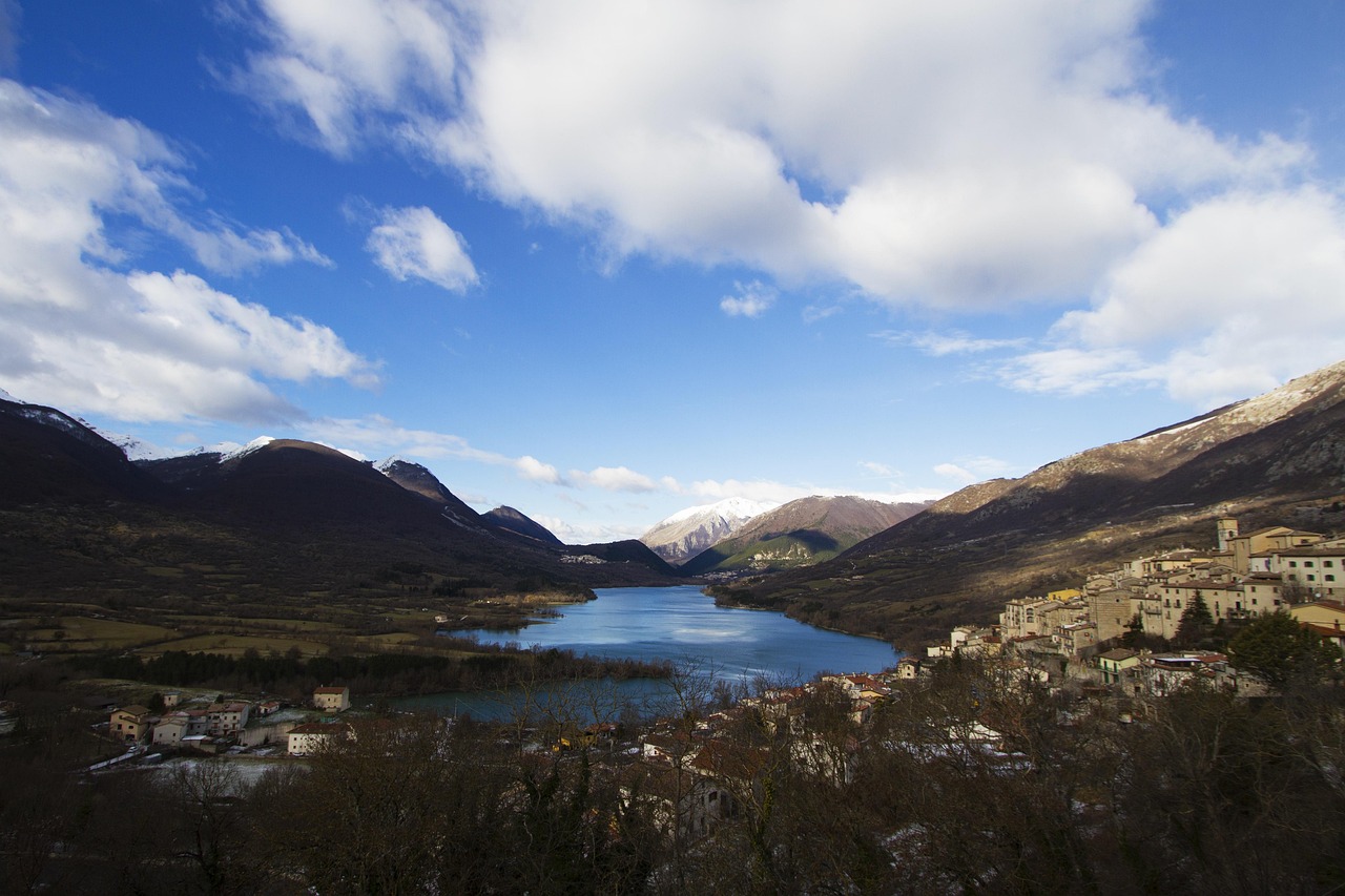 Lago di Scanno circondato da montagne, ideale per un weekend di relax e natura.