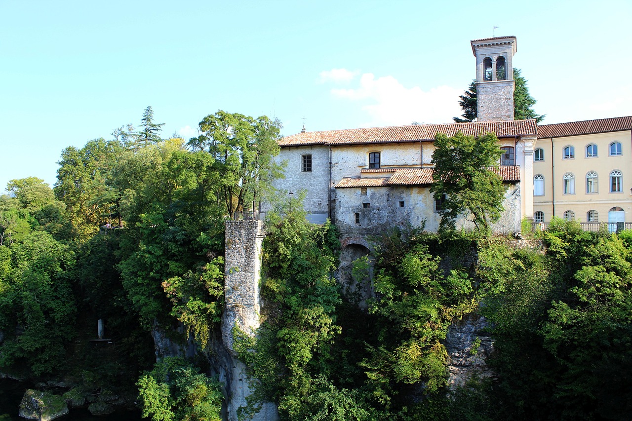 Panorama di Cison di Valmarino, con architetture storiche e paesaggio montano circostante.