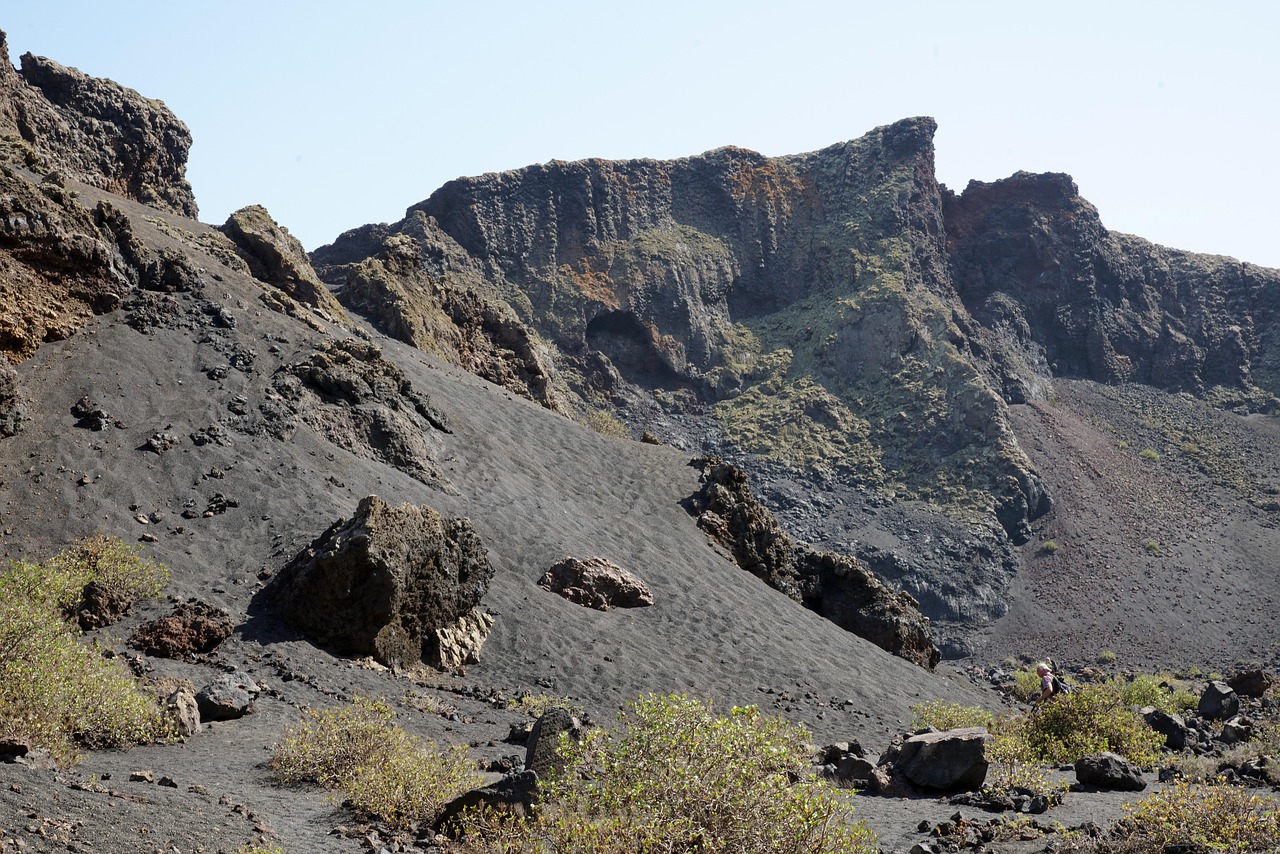 Panorama dell'isola di Salina, Eolie, con vegetazione lussureggiante e mare cristallino.