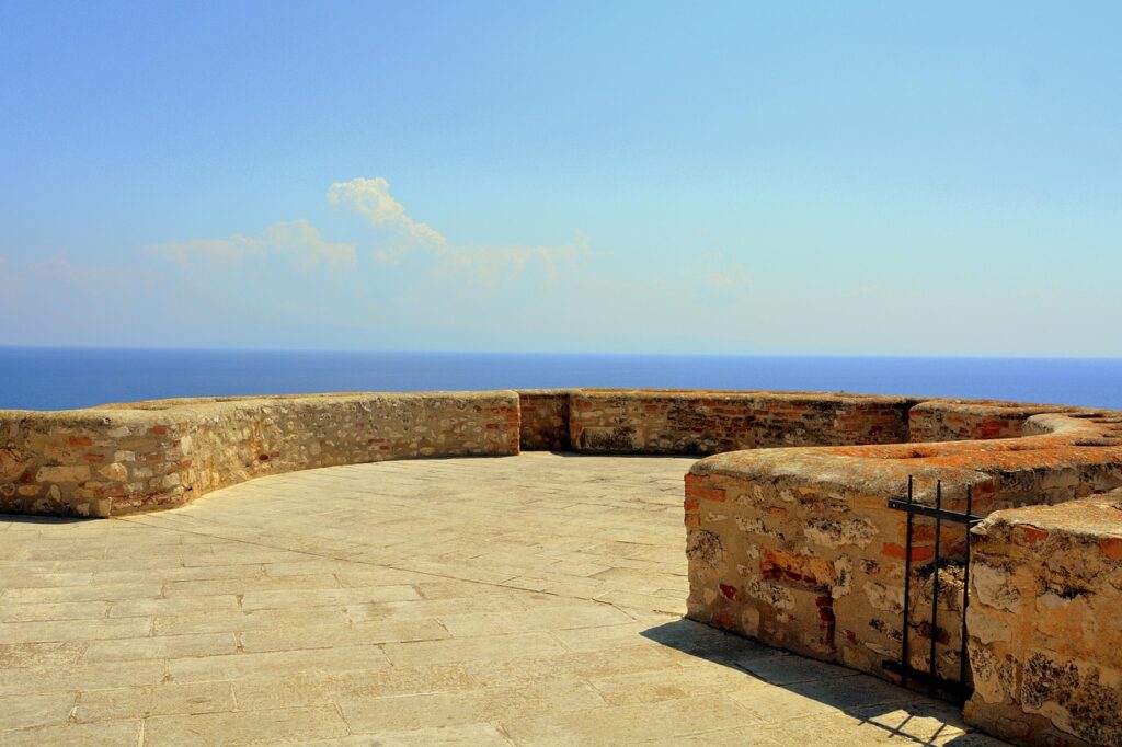La terrazza panoramica in Sardegna dove il sole tinge il mare di sfumature dorate