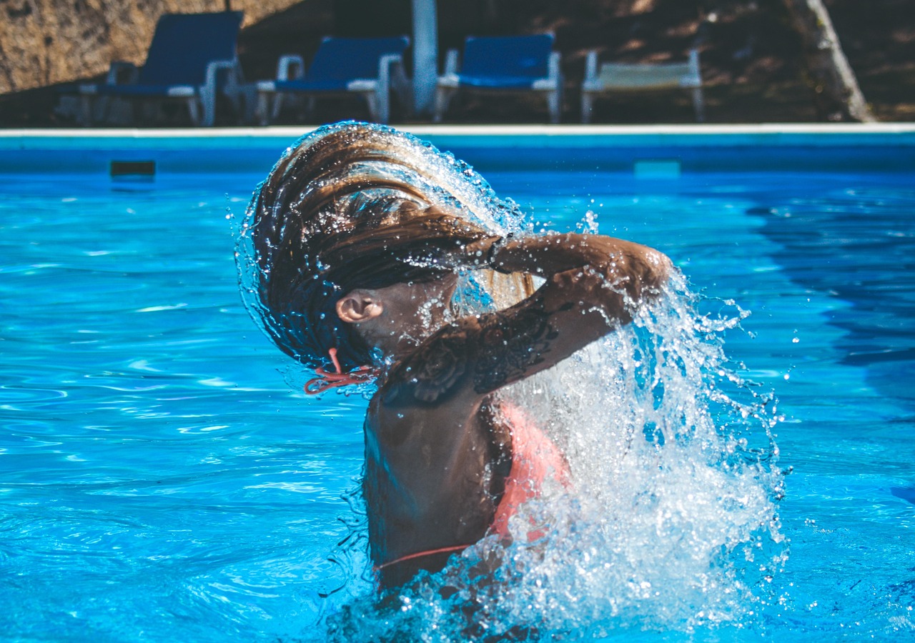 Piscina profonda in Italia con acqua termale calda, immersa in un paesaggio suggestivo.
