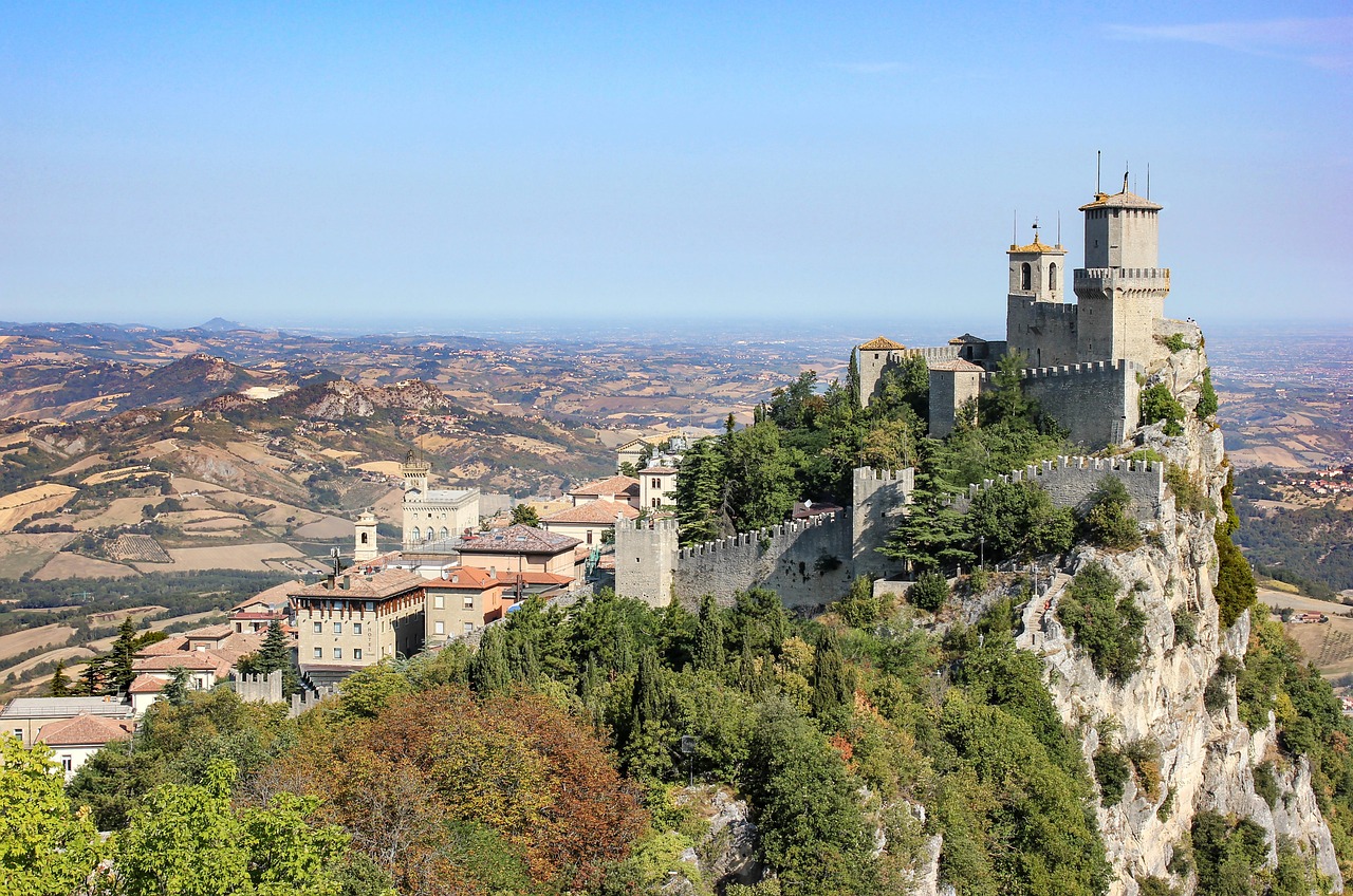 Panorama del paesino piemontese, con stradine acciottolate e case colorate, ideale per una fuga romantica.