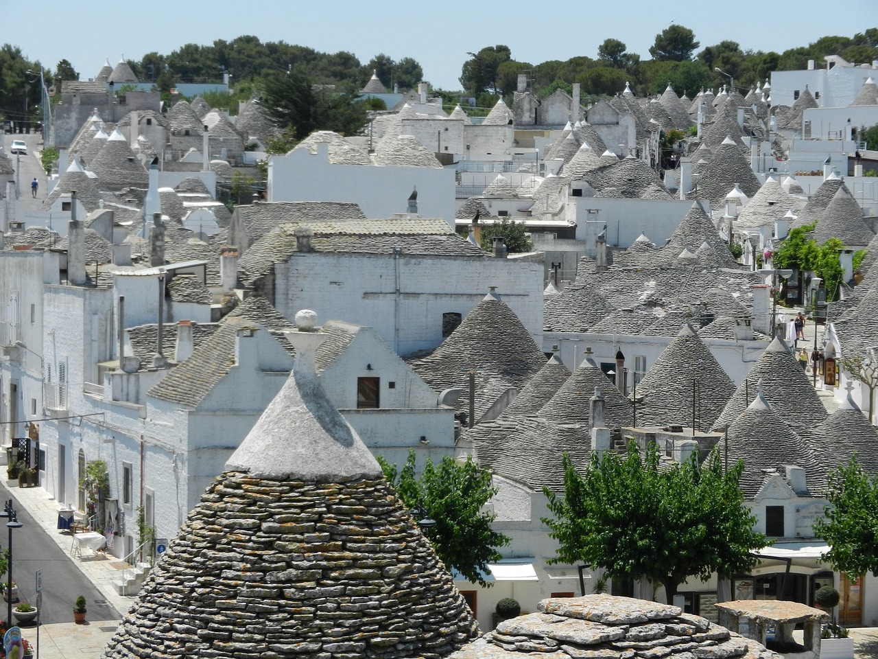 Trulli tradizionali in un paesaggio rurale della Valle dei Trulli, lontano dal turismo di Alberobello.