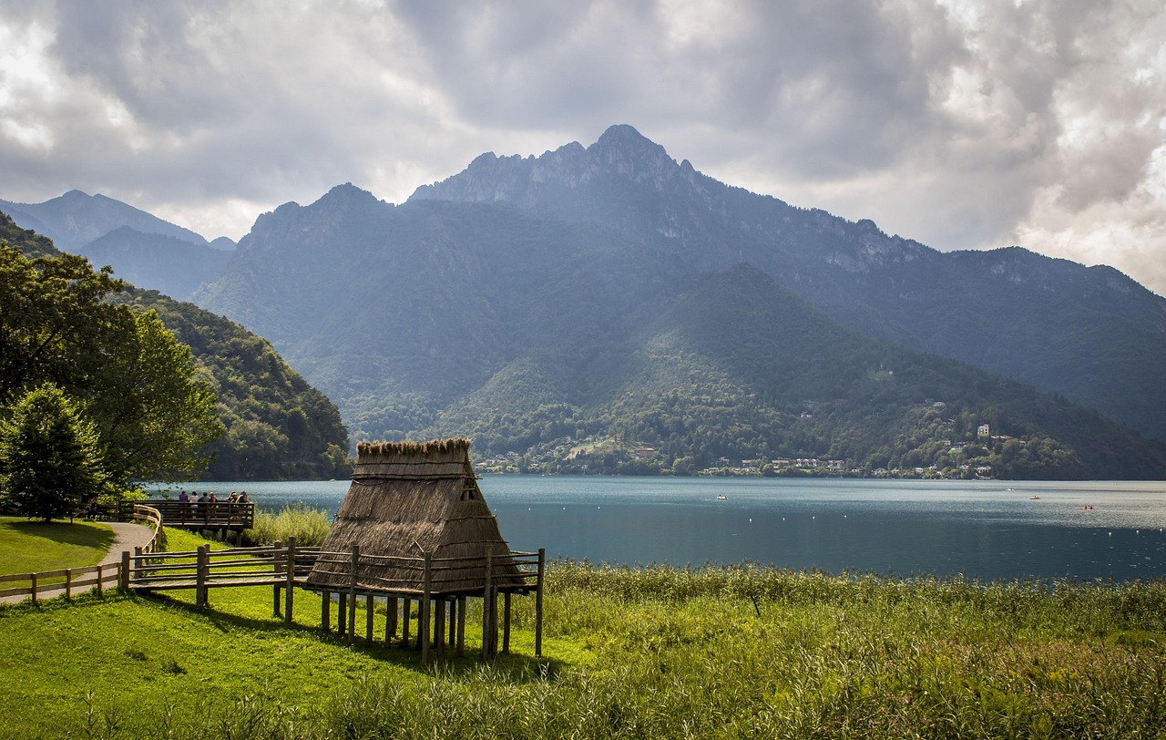Vista panoramica del lago sottovalutato in Italia, con acque blu e circondato da montagne, simile a un fiordo.