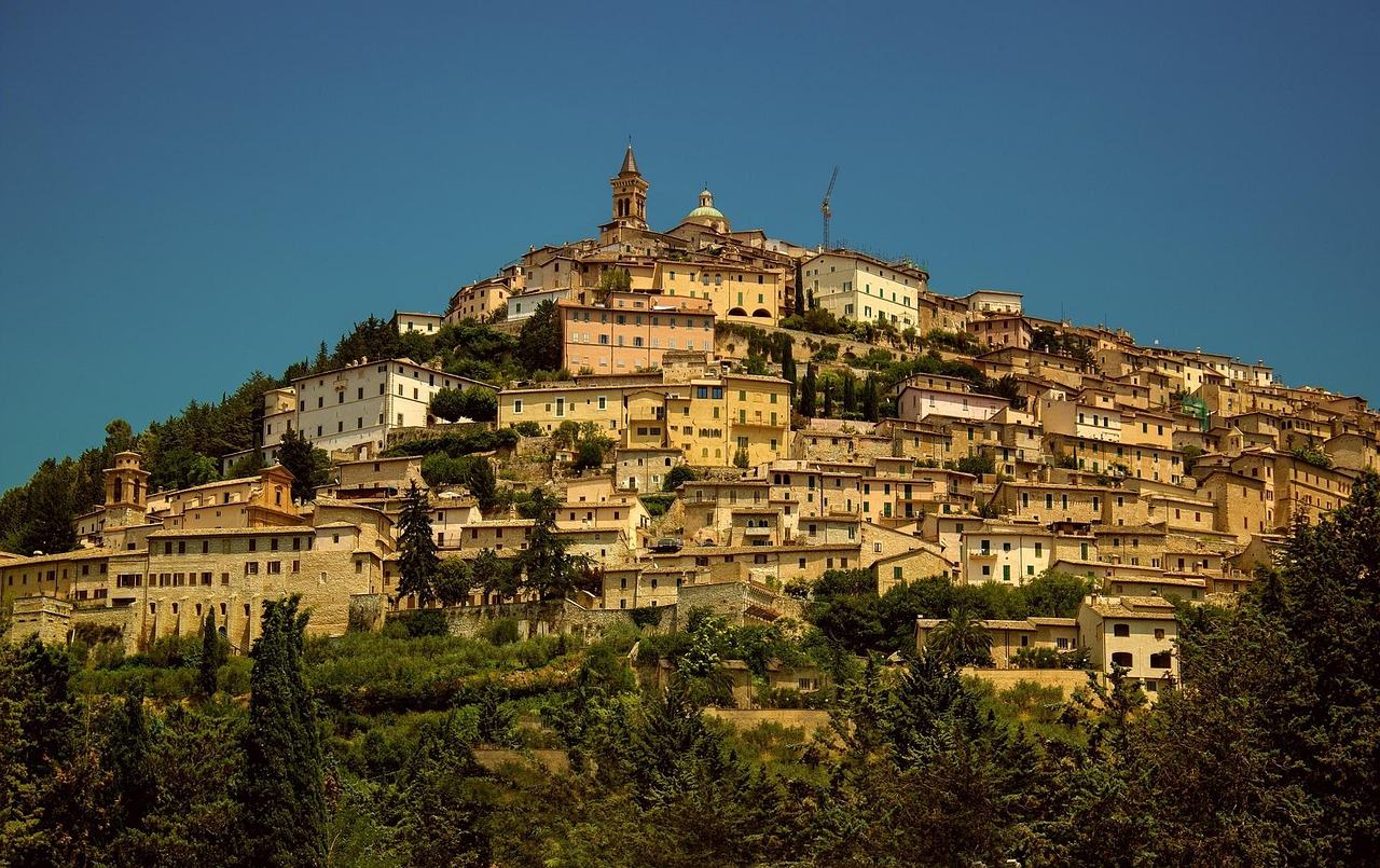 Panorama del paese caratteristico delle Marche con stradine acciottolate e antiche abitazioni.