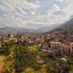 Panorama mozzafiato di un piccolo paese calabrese con vista sul mare e le colline circostanti.