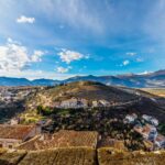 Paesaggio invernale di un affascinante paese siciliano con architetture storiche e atmosfera suggestiva.