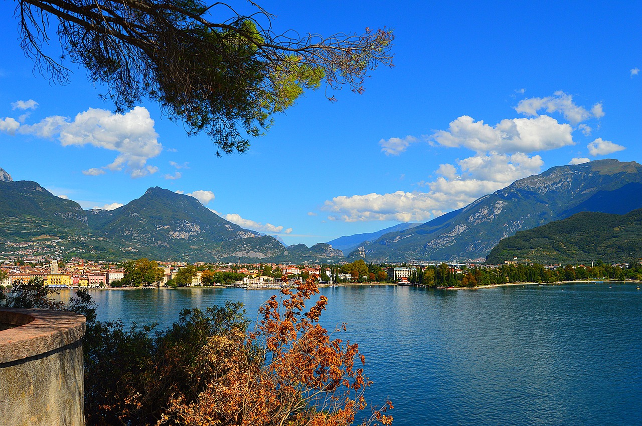 Lago italiano incantevole, acque cristalline e paesaggio da cartolina del Nord Europa.