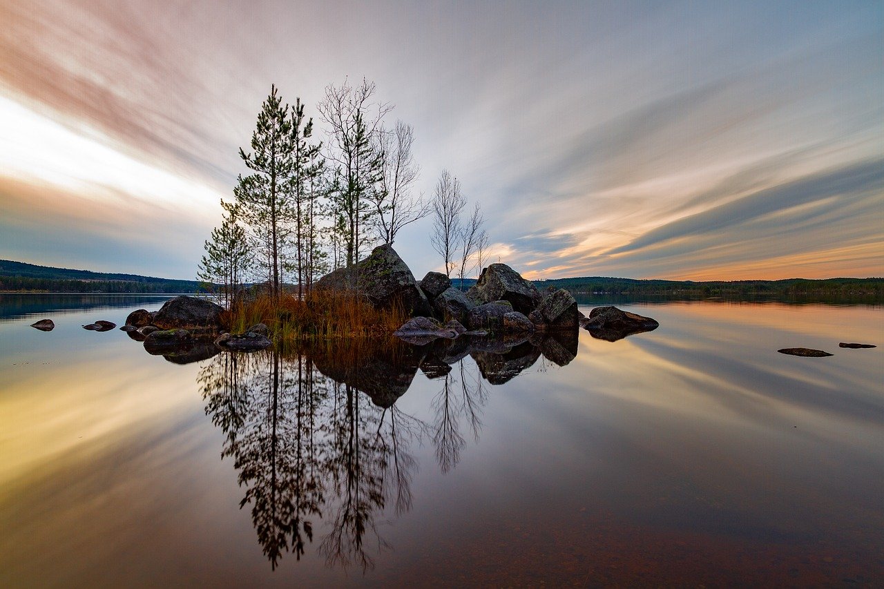 Paesaggio mozzafiato della Finlandia con foreste, laghi e montagne.