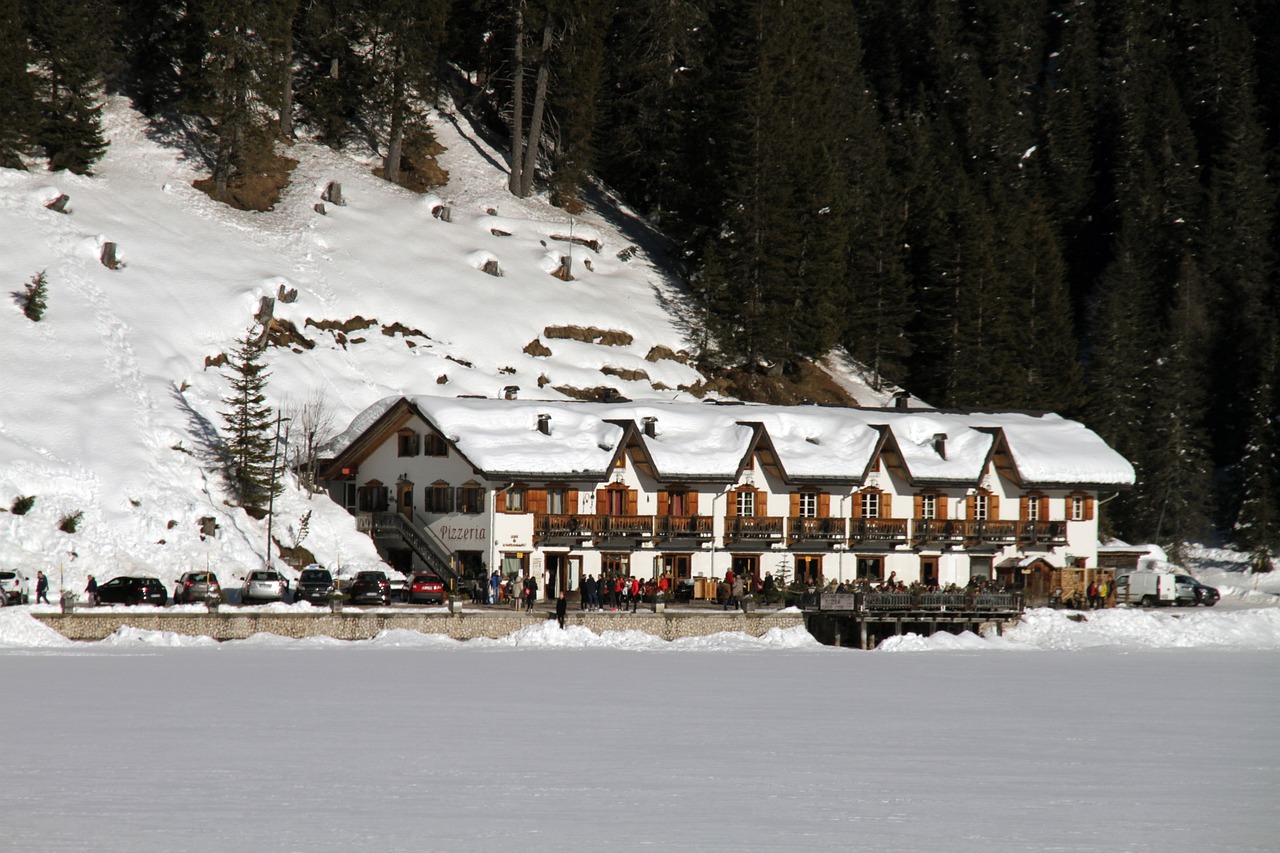 Lago di Braies in Trentino, con acque turchesi e montagne circostanti, vista incantevole e suggestiva.