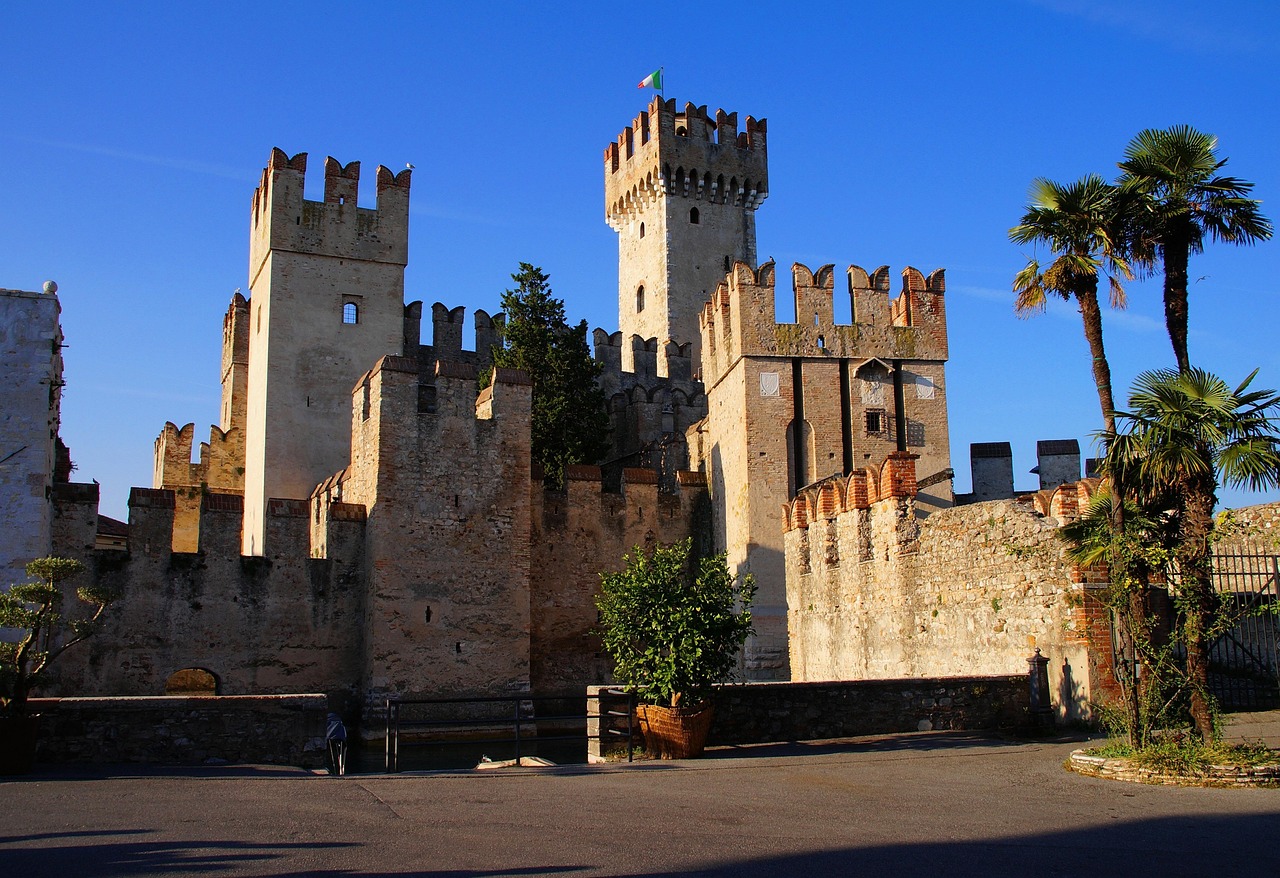 Castello medievale circondato da paesaggi verdi, simbolo della bellezza dei castelli italiani.