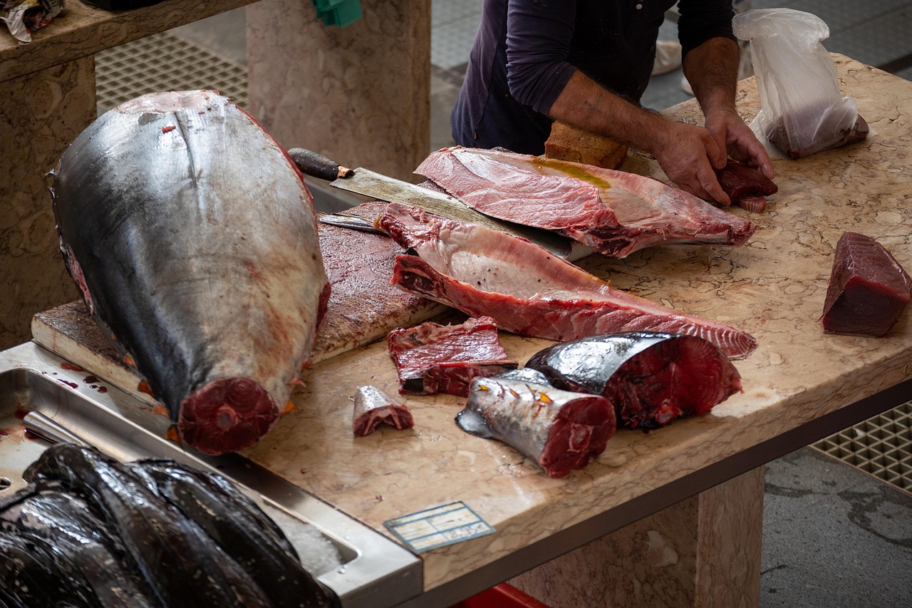 Tonno fresco servito in un ristorante siciliano con vista sul mercato di Mazara del Vallo.