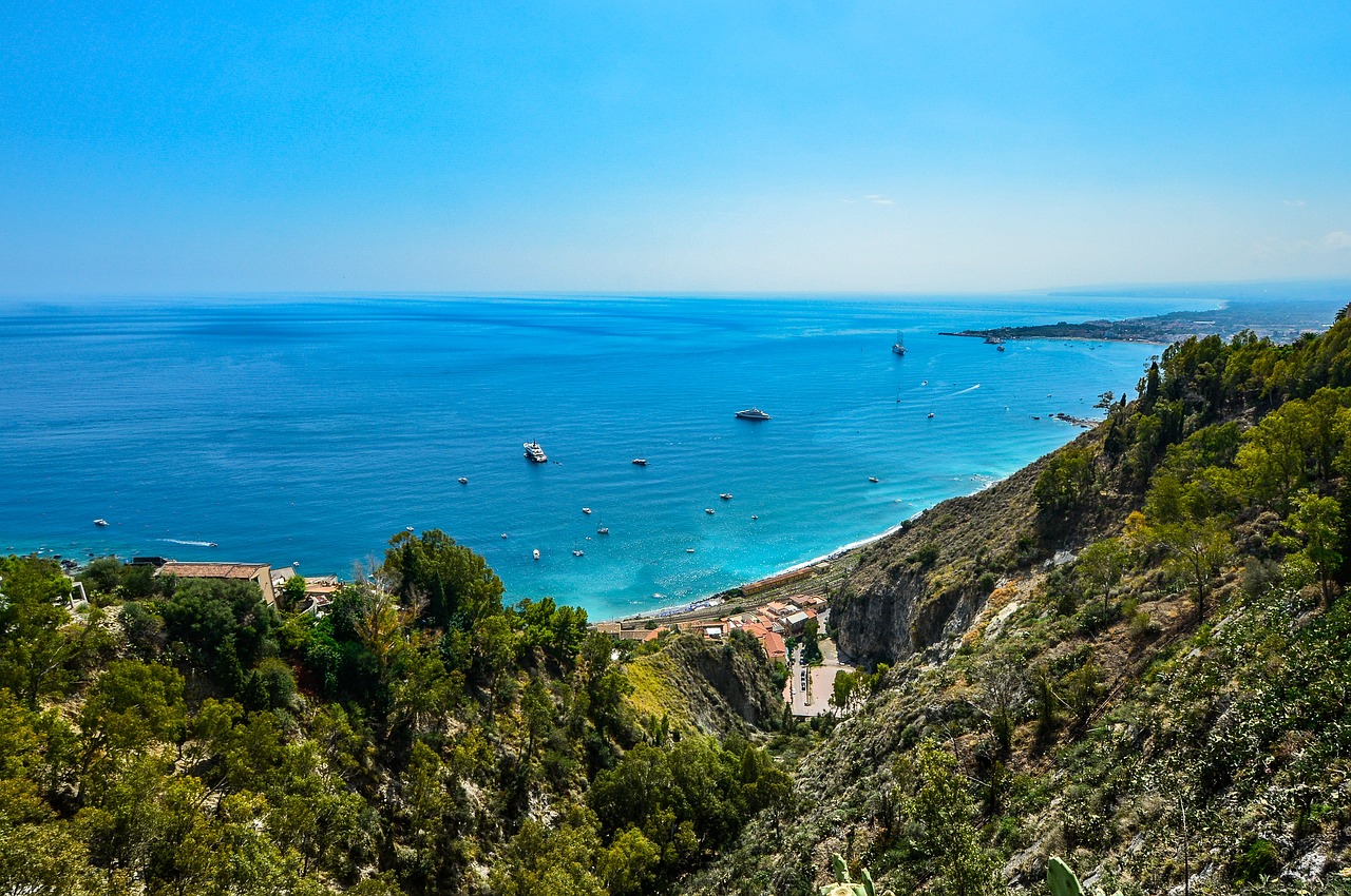 Spiaggia calabrese con sabbia bianca e acque cristalline, ideale per una visita estiva.
