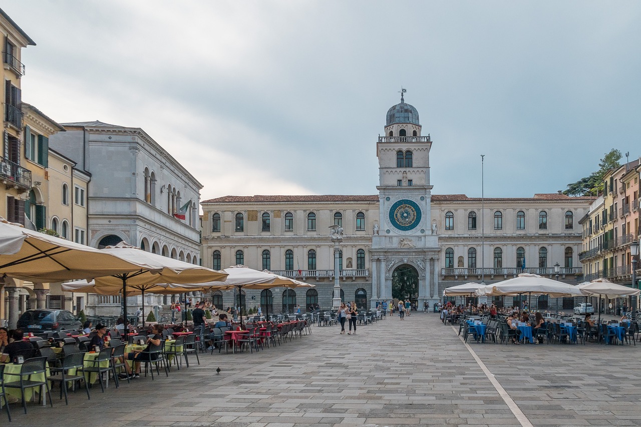 Mercatini artigianali a Vicenza con bancarelle colorate e visitatori felici.