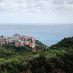 Panorama mozzafiato della Liguria, con ristoranti tipici affacciati sul mare.