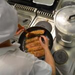 Un piatto gourmet decorato artisticamente con ingredienti freschi e colorati, simbolo della cucina d'arte.