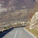 Borgo arroccato senza auto, con stradine pedonali e architetture storiche.