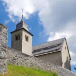 Borgo di Glorenza con le sue mura storiche, vista panoramica della città più piccola dell'Alto Adige.