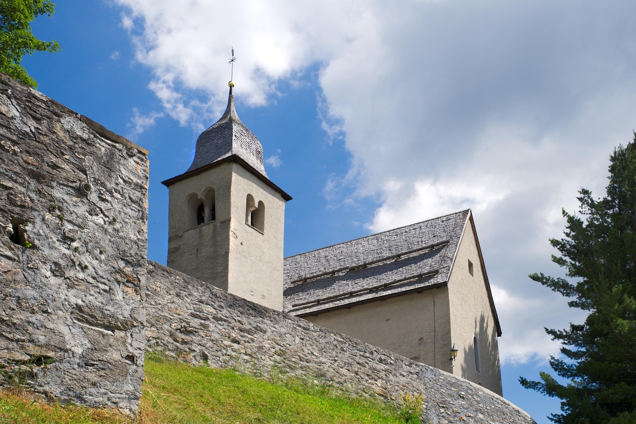 Borgo di Glorenza con le sue mura storiche, vista panoramica della città più piccola dell'Alto Adige.