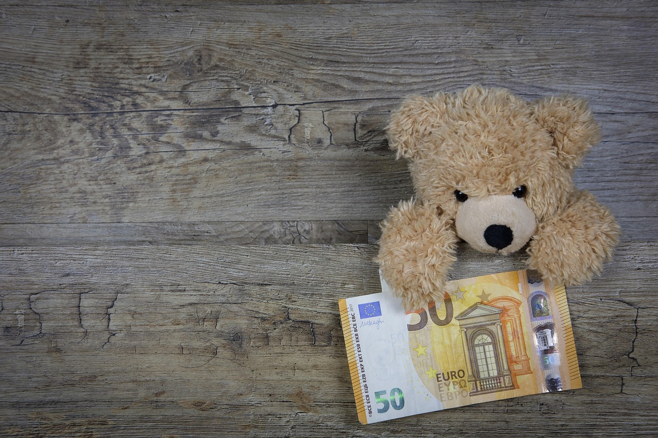 Immagine di una famiglia che discute di donazione immobiliare e usufrutto legale.