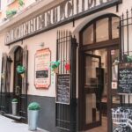 Bistecca alla Fiorentina su un piatto rustico, accompagnata da contorni tipici toscani.