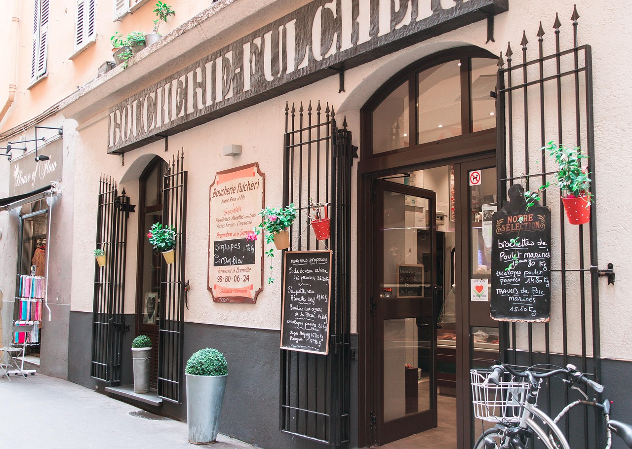 Bistecca alla Fiorentina su un piatto rustico, accompagnata da contorni tipici toscani.