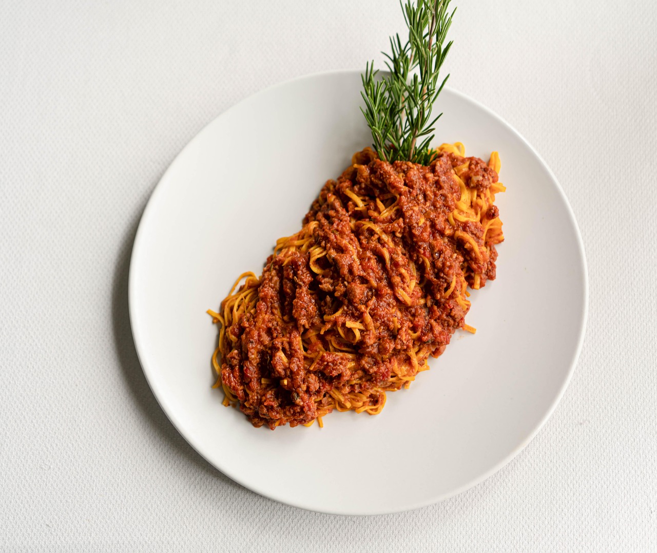 Piatto di ragù tipico bolognese servito in un ristorante accogliente di Bologna.