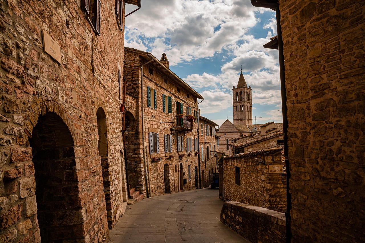 Strade medioevali deserte in una suggestiva città toscana, immersa in un'atmosfera magica.