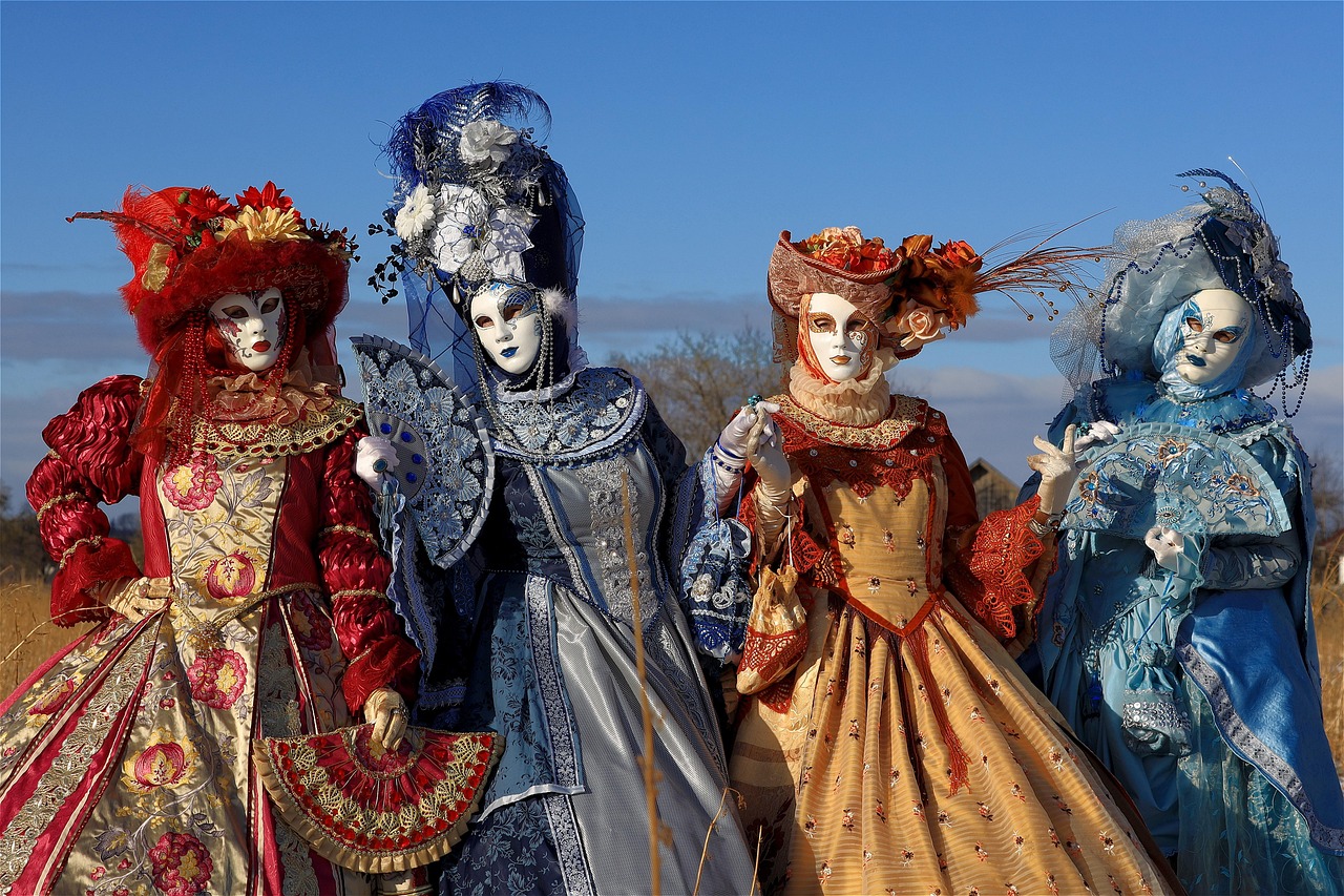Maschere colorate del Carnevale di Venezia con elementi storici e artistici sullo sfondo di canali pittoreschi.