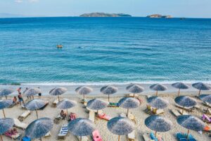Spiaggia tranquilla in un paesaggio greco nascosto, con acque cristalline e sabbia bianca.