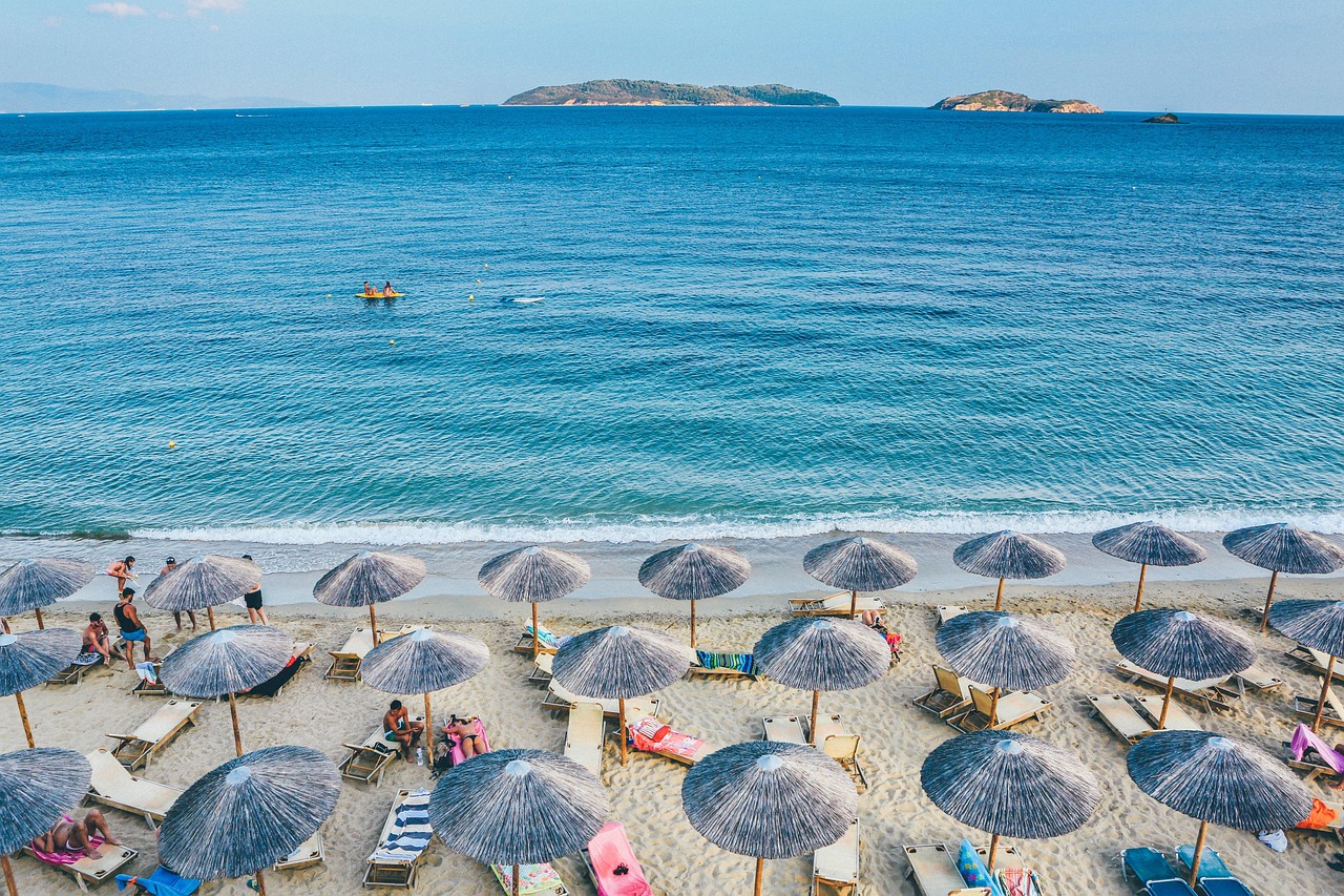 Spiaggia tranquilla in un paesaggio greco nascosto, con acque cristalline e sabbia bianca.