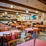 Polenta fumante servita in un ristorante di montagna con vista panoramica.