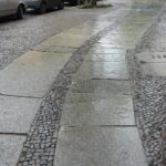 Piazza affollata con viaggiatori che interagiscono e scoprono nuove esperienze.