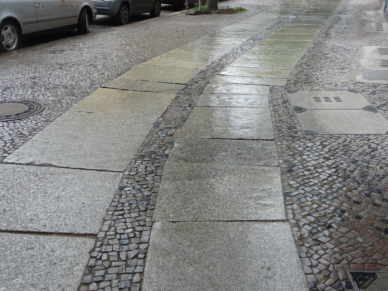 Piazza affollata con viaggiatori che interagiscono e scoprono nuove esperienze.