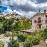 Villaggio ligure con fiori colorati in bloom, immerso nella natura, simbolo di bellezza e unicità.