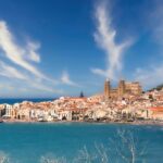 Un suggestivo borgo marittimo italiano con case colorate e vista sul mare cristallino.