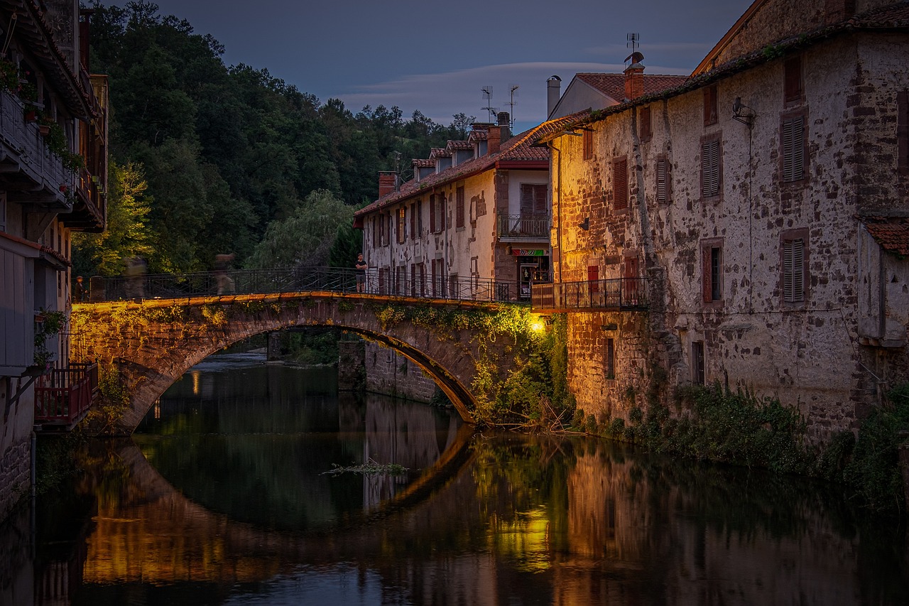 Vista suggestiva del borgo medievale al tramonto, con strade acciottolate e antiche costruzioni.