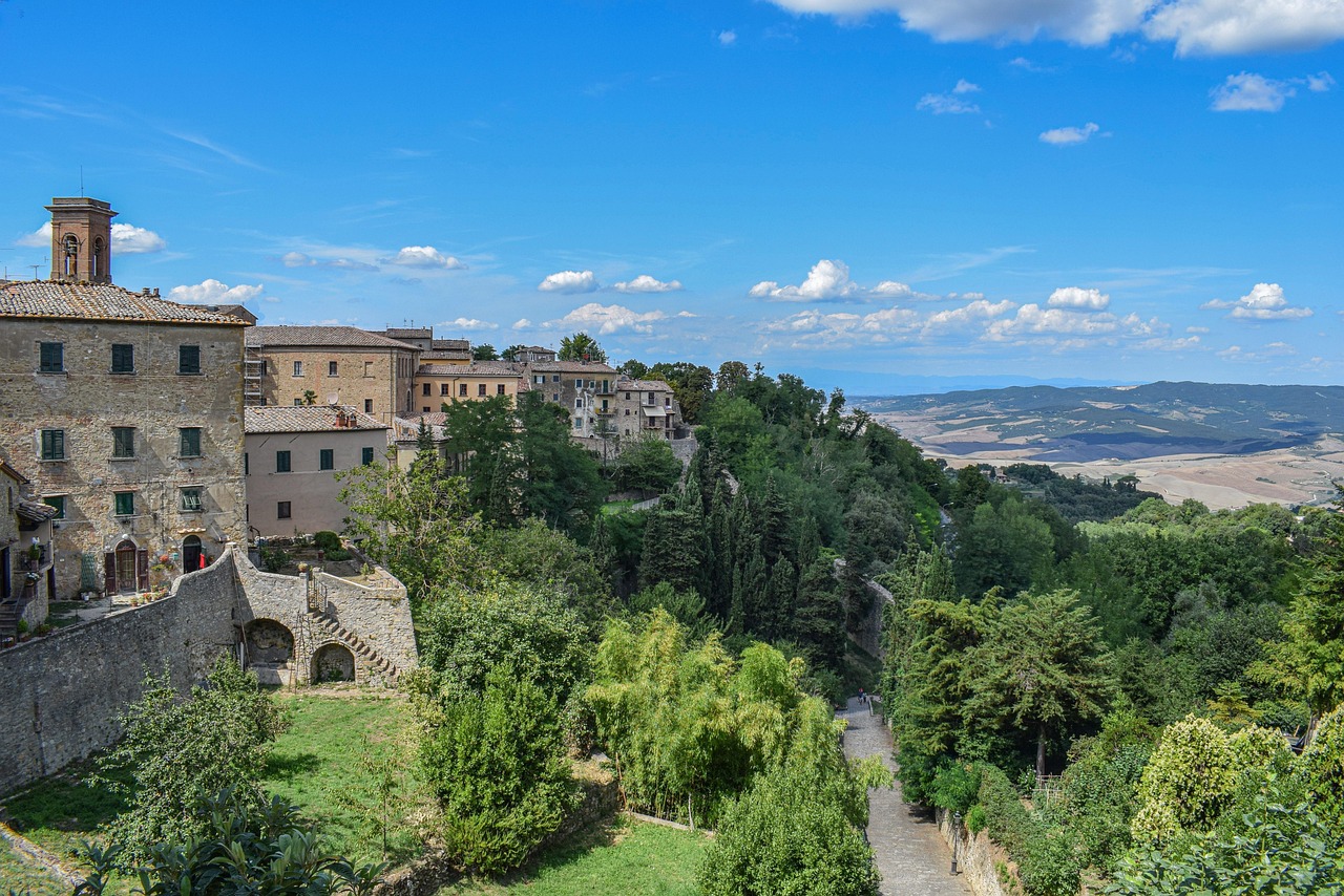 Vista panoramica del borgo umbro, con case in pietra e colline verdi, incantevole e suggestivo.