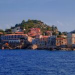 Vista panoramica delle isole minori toscane, con acque cristalline e natura incontaminata.