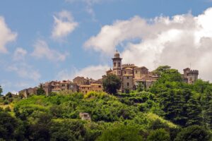 Sentiero panoramico nel villaggio ligure, con vista su mare e colline circostanti.