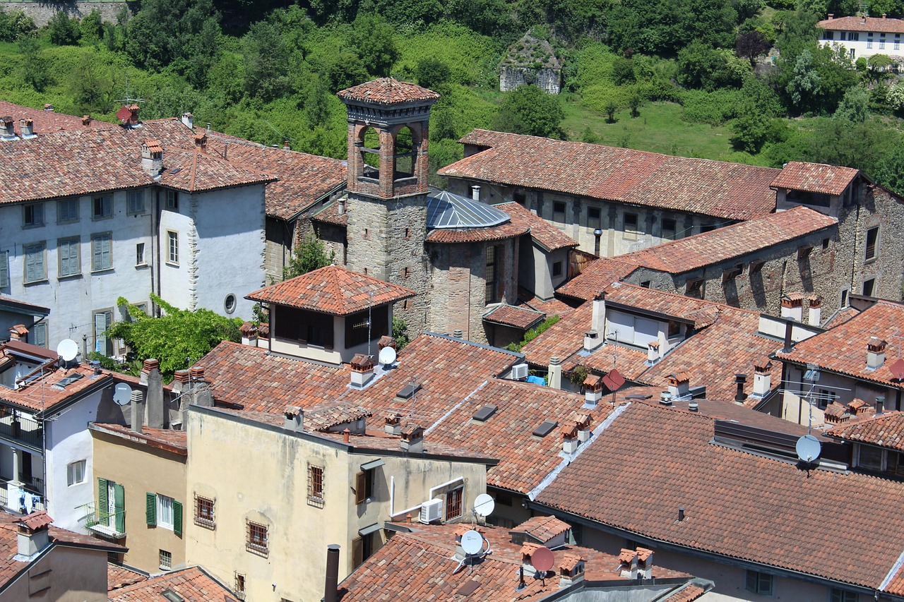 Vista del borgo di Grazzano Visconti, con architetture medievali e atmosfera incantevole.