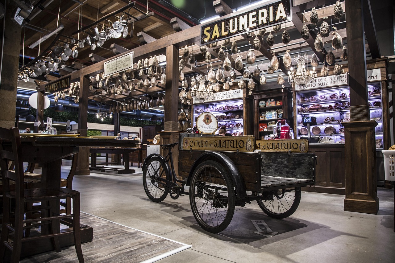 Fattoria di mozzarella di bufala in Campania, con bufali al pascolo e piatti tipici sulla tavola.